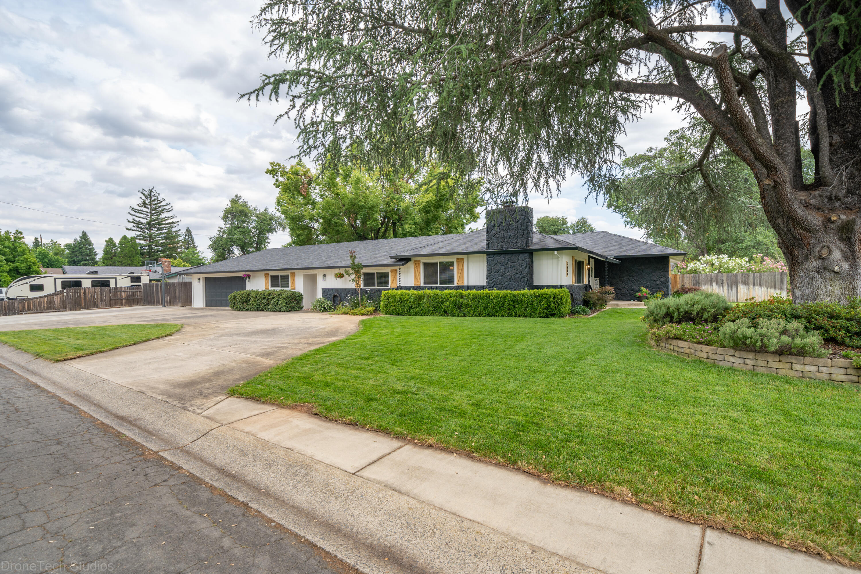 3689 Suzanne Way Redding, CA 96002 - Photo 5 of 58 3689 Suzanne Way-6