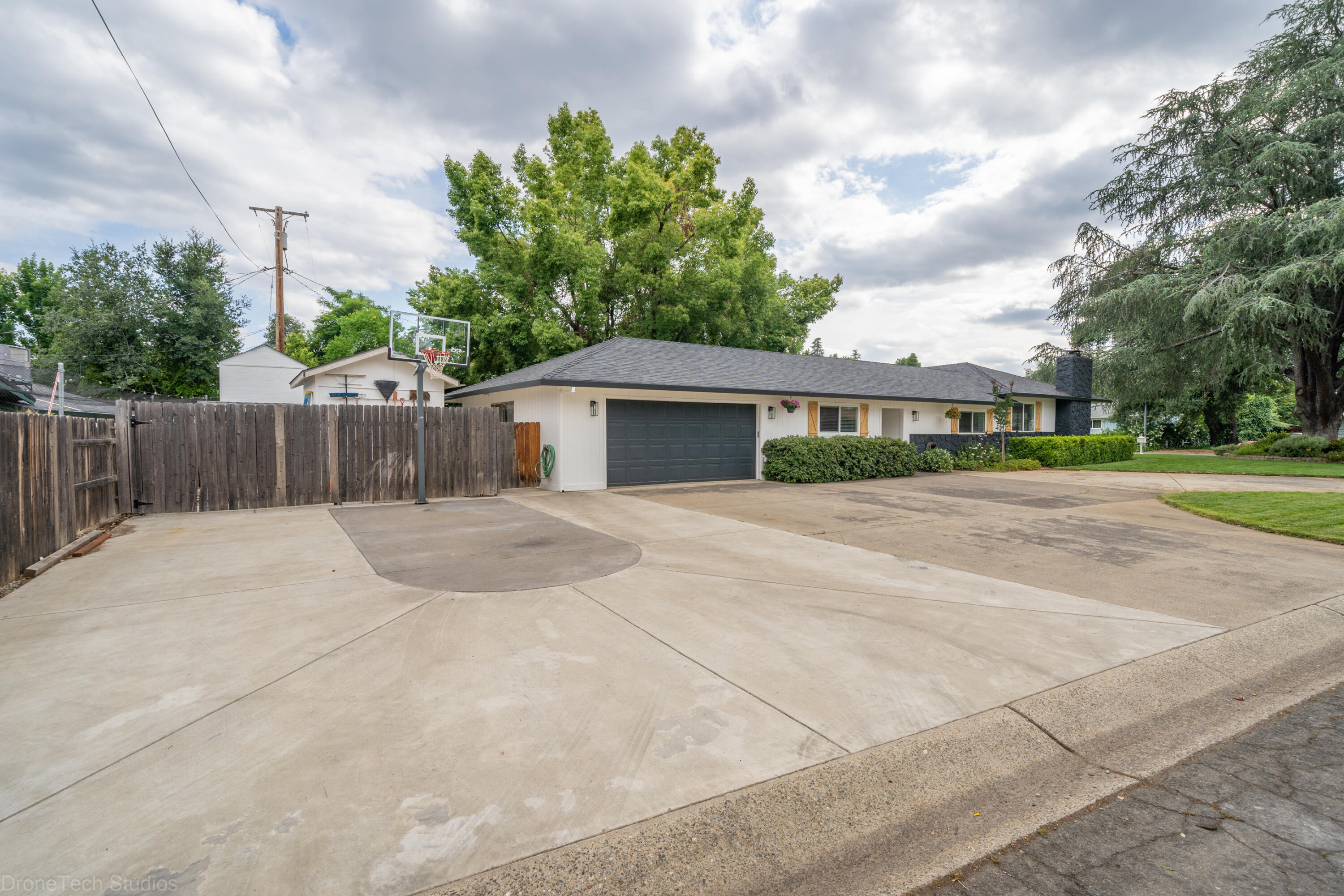 3689 Suzanne Way Redding, CA 96002 - Photo 6 of 58 3689 Suzanne Way-10