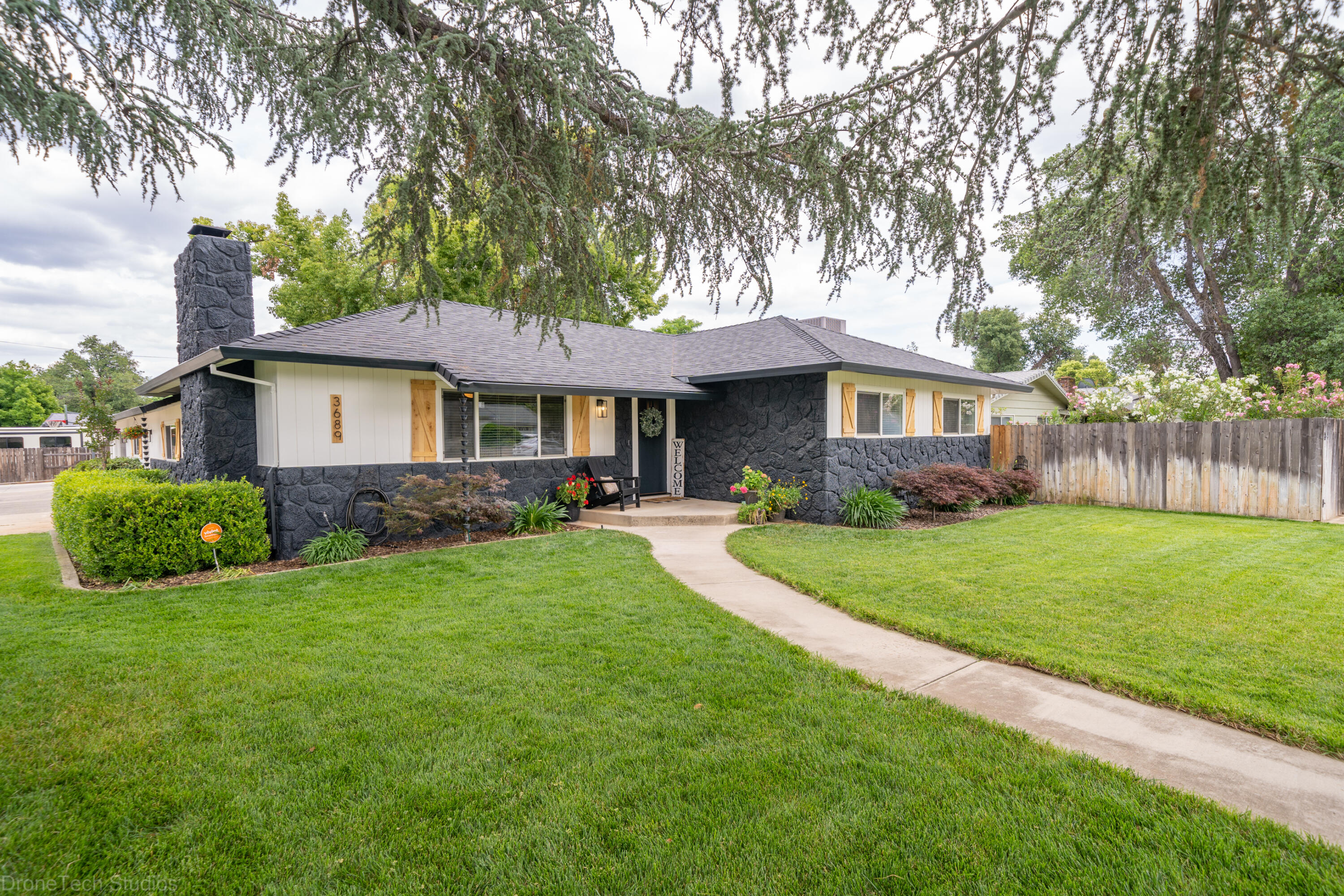 3689 Suzanne Way Redding, CA 96002 - Photo 7 of 58 3689 Suzanne Way-13