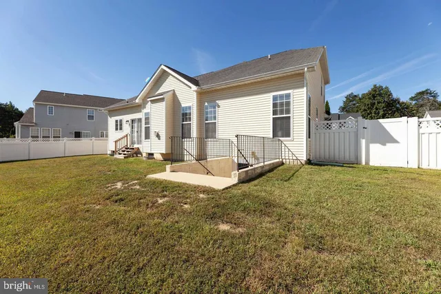 a view of backyard of the house
