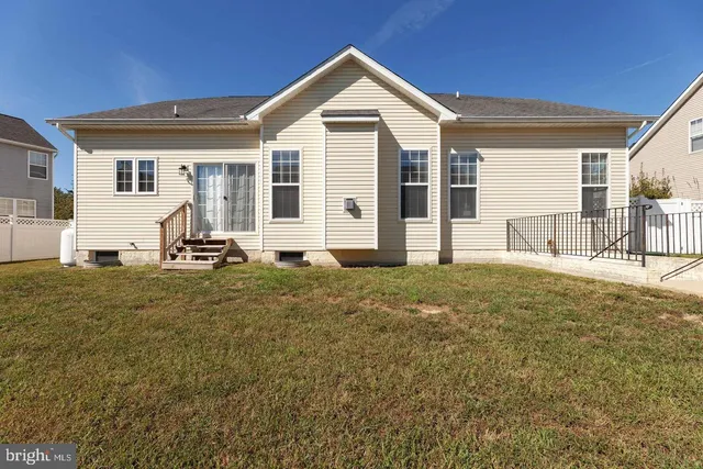 a view of a house with backyard and porch