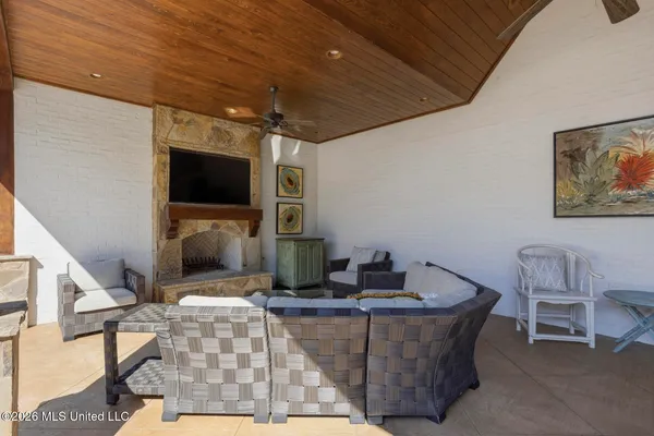 $914,500 | 429 Cherry Hill Drive, Madison, MS 39110