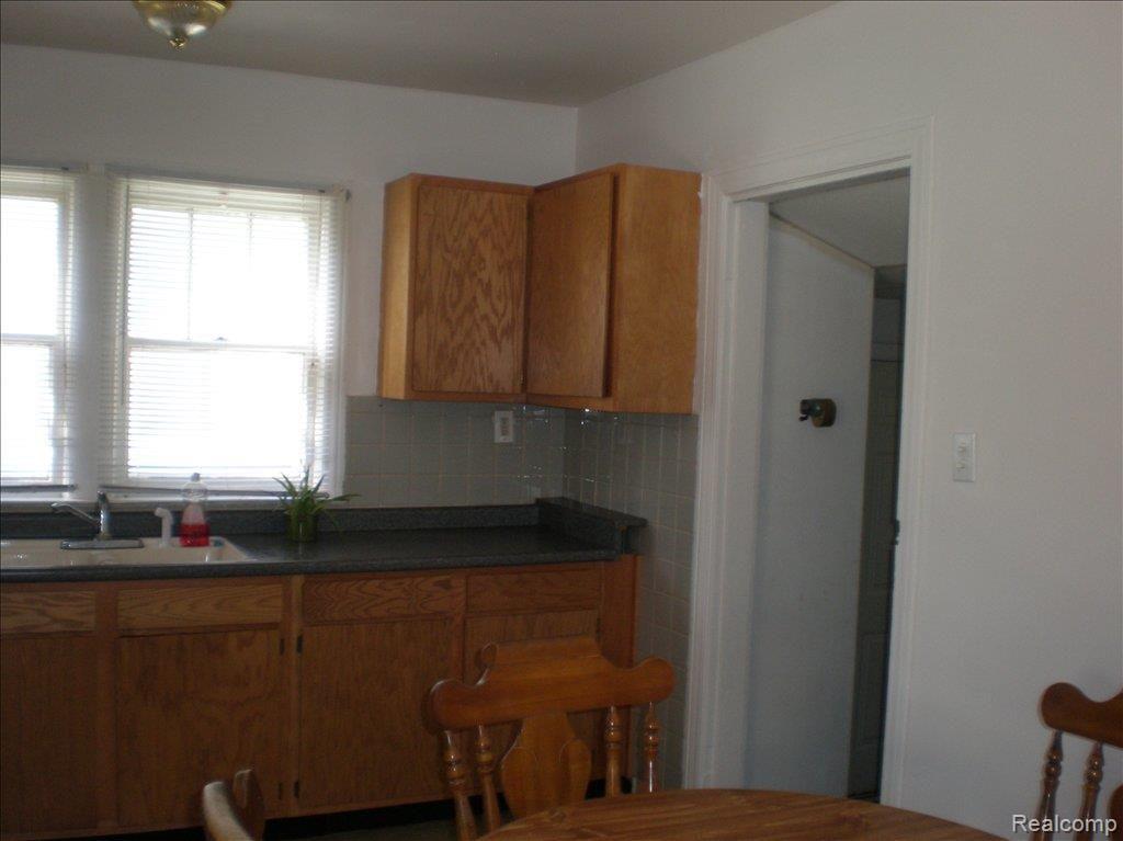 21137 Doepfer Road Warren, MI 48091 - Photo 4 of 6 21137 Doepfer kitchen1