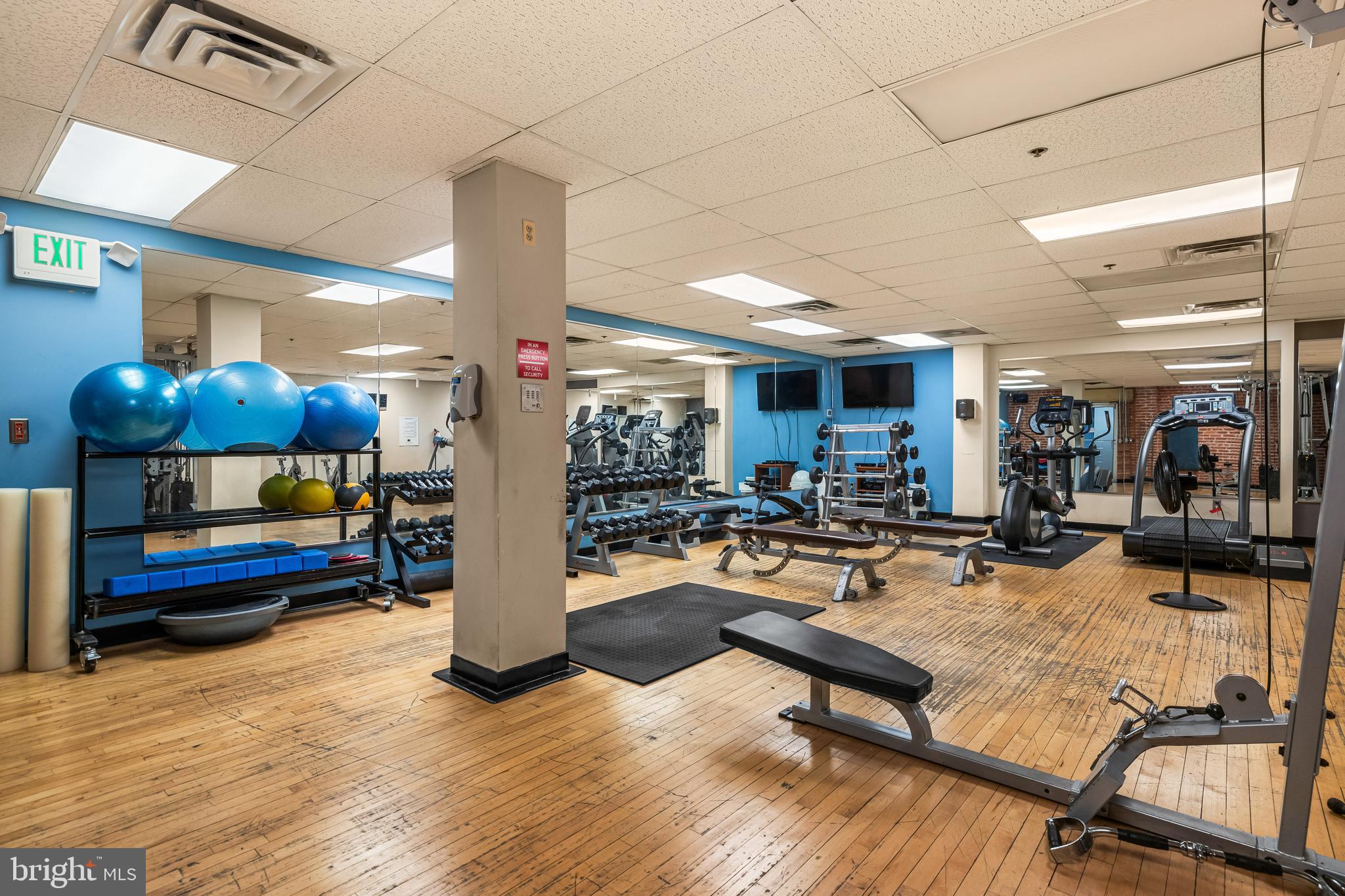 2702 Lighthouse Point East, Unit 720 Baltimore, MD 21224 - Photo 33 of 37 a view of a room with gym equipment