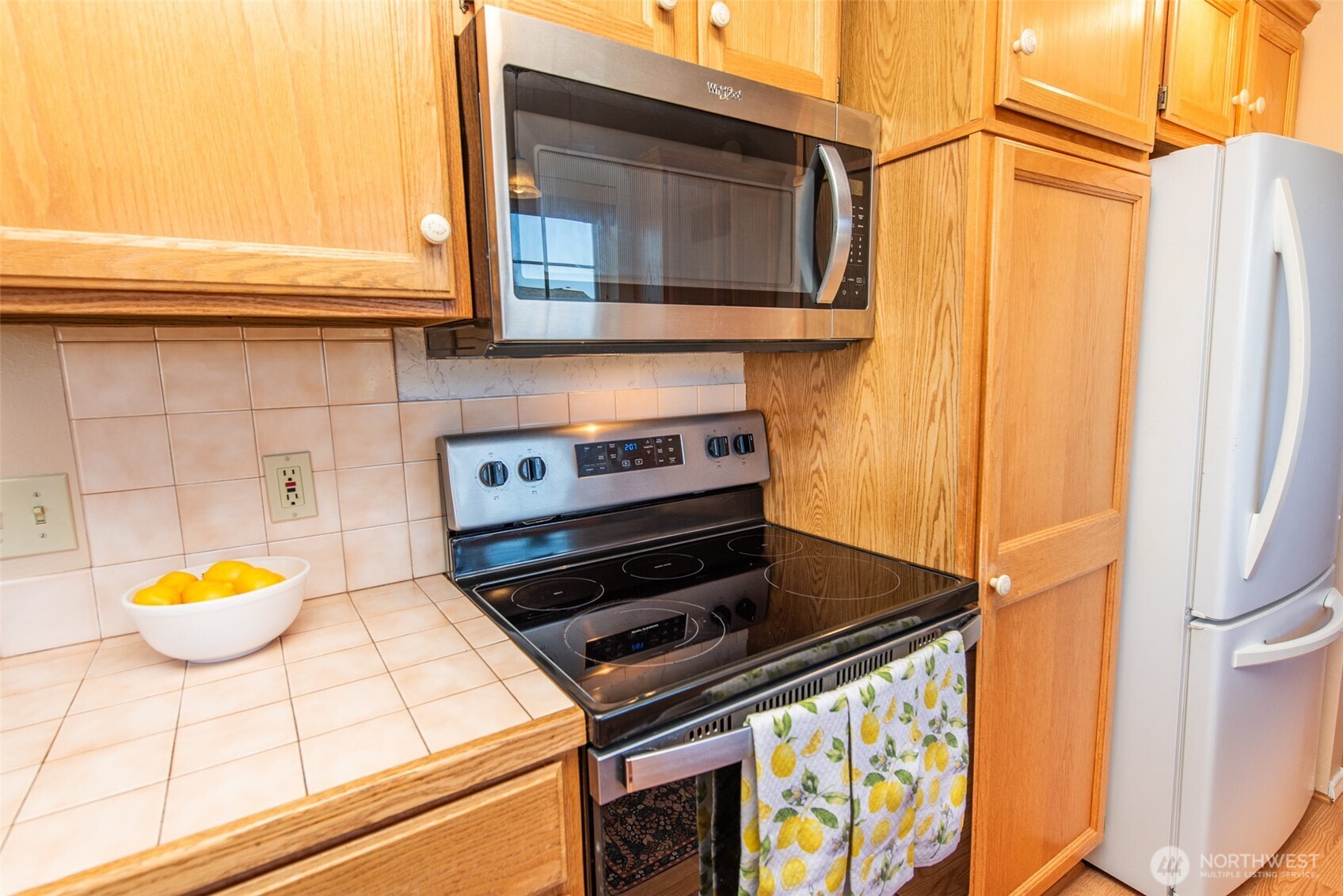 892 North Oxford Way Sequim, WA 98382 - Photo 10 of 38 a kitchen with a stove and a microwave
