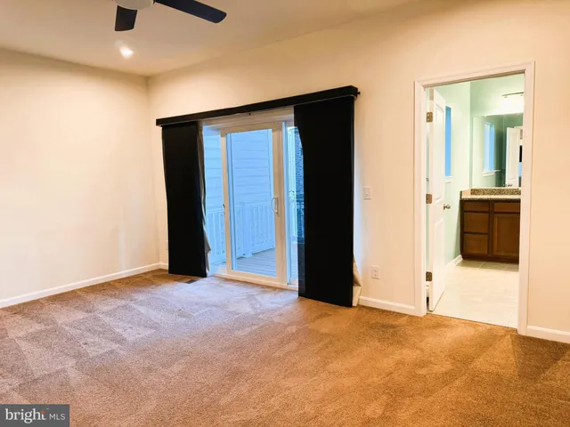 an empty room with closet and mirror