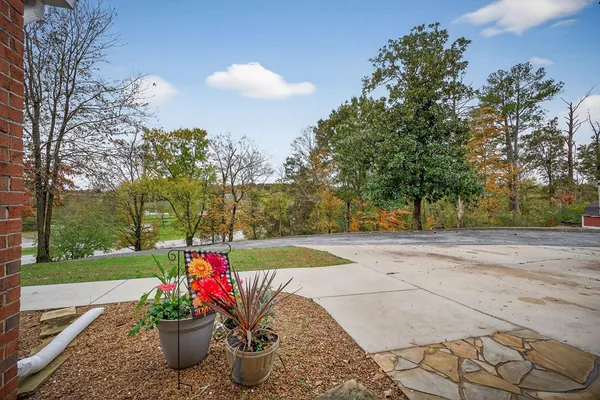 a view of a backyard