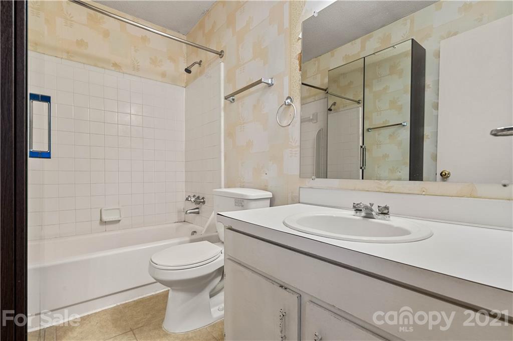 10953 Park Road Charlotte, NC 28226 - Photo 14 of 17 a bathroom with a sink a toilet and a bathtub