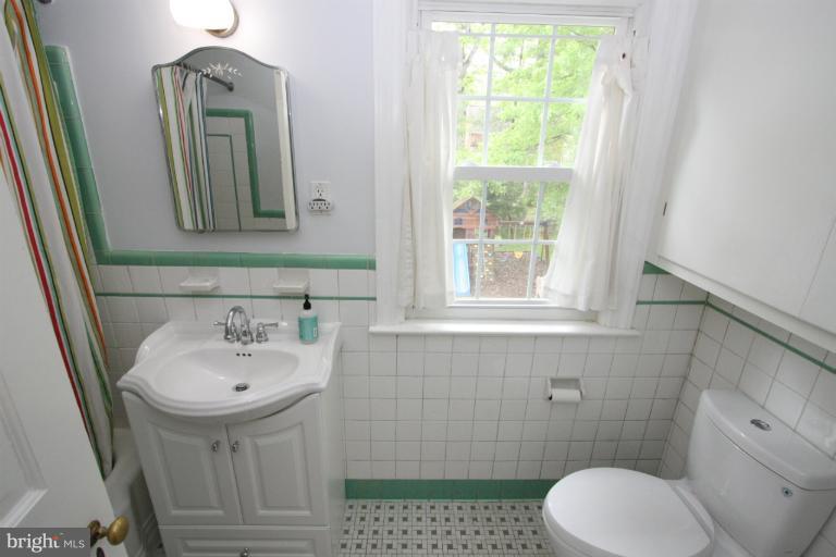 4609 Drexel Road College Park, MD 20740 - Photo 11 of 29 Hall Full Bath