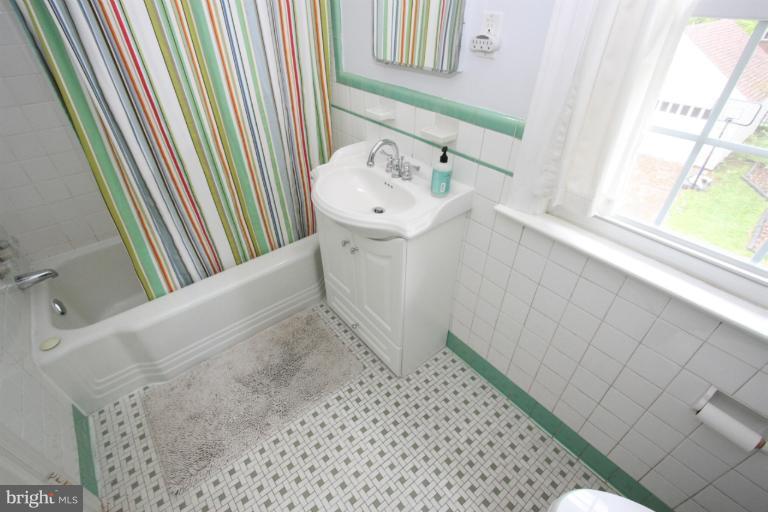 4609 Drexel Road College Park, MD 20740 - Photo 20 of 29 Hall Full Bath