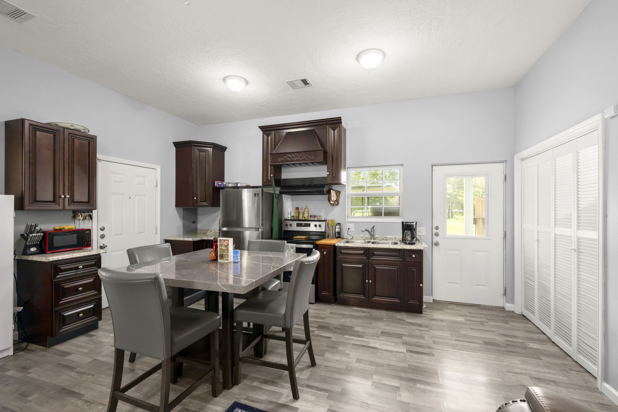 10871 Coaster Lane Conroe, TX 77306 - Photo 5 of 37 Breakfast/ dining opens to kitchen and main living area.