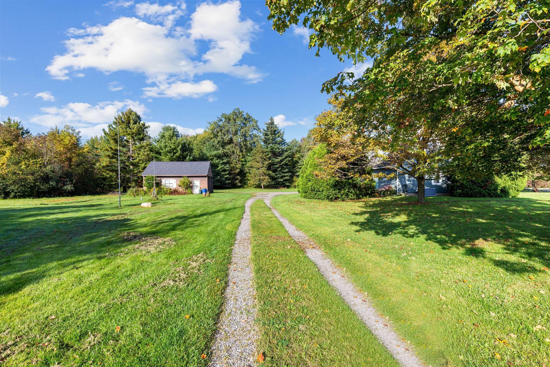 10015 Springborn Road Casco, MI 48064 - Photo 6 of 35 50123692-5.JPG