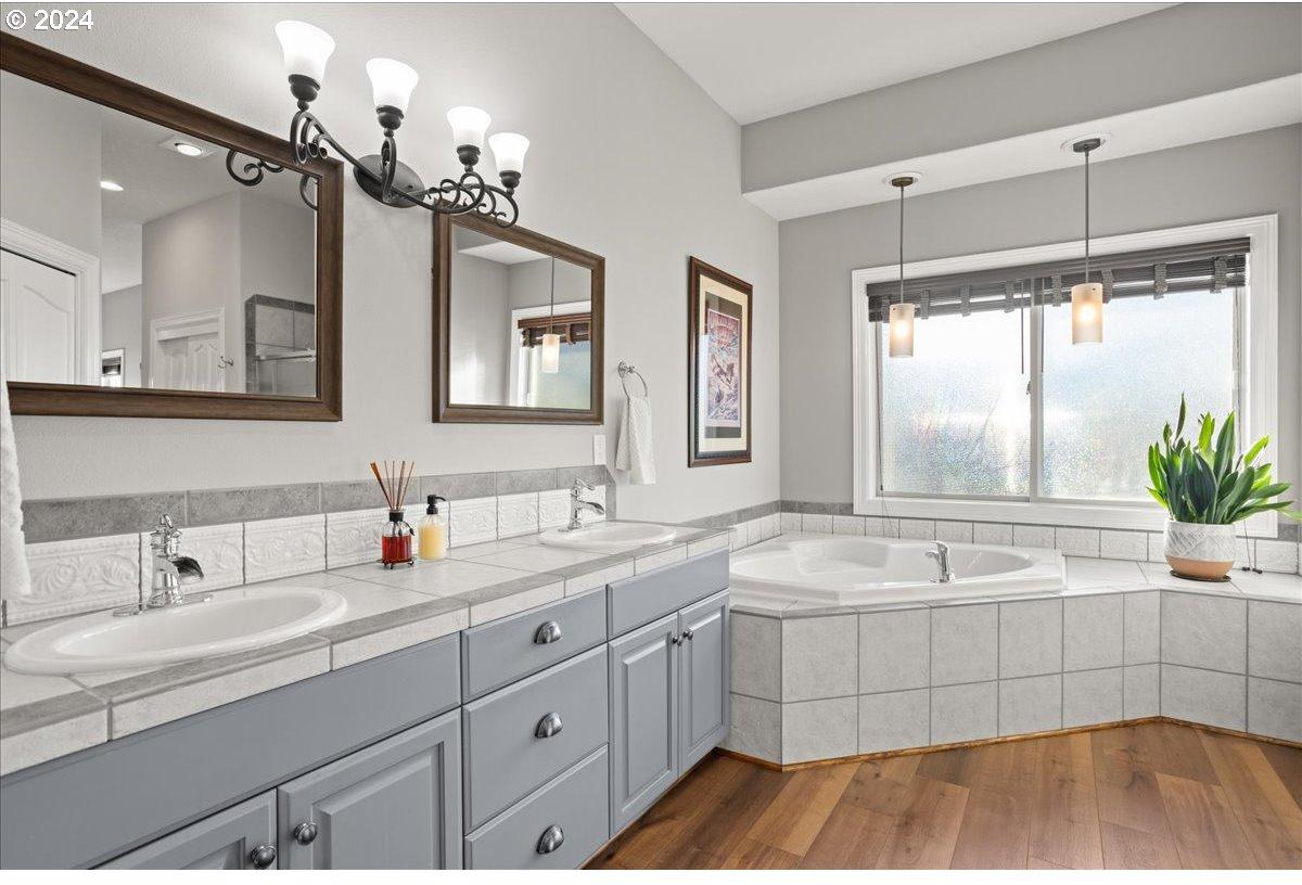 706 Northwest 189th Street Ridgefield, WA 98642 - Photo 19 of 43 Bathroom, Attached