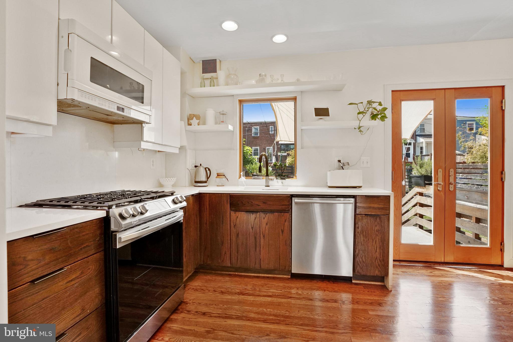 529 East Luray Avenue Alexandria, VA 22301 - Photo 3 of 33