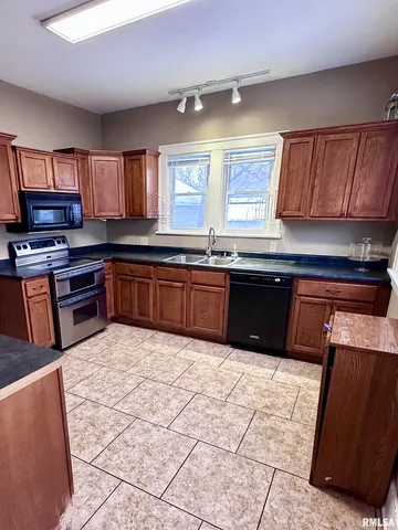 $205,000 | 1611 25th Street, Moline, IL 61265