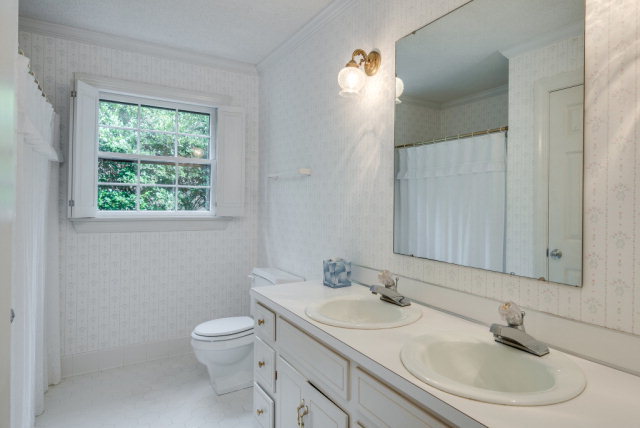 3900 Gloucester Road Rocky Mount, NC 27803 - Photo 21 of 33 Shared bath in the hall for the spare bedrooms.
