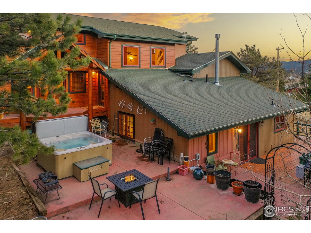 1319 County Road 83 Boulder, CO 80302 - Photo 27 of 30 a backyard of a house with table and chairs