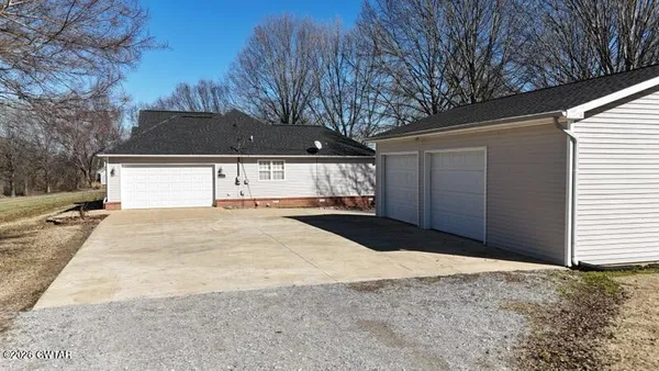 a view of a backyard