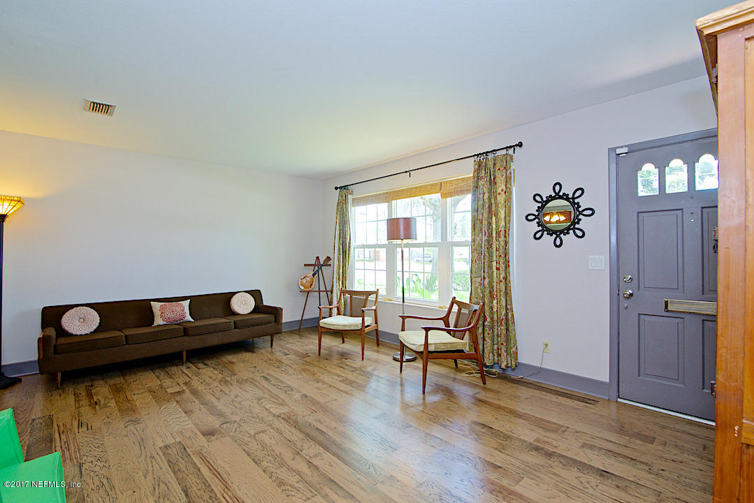 906 Montego Road East Jacksonville, FL 32216 - Photo 13 of 29 Living Room