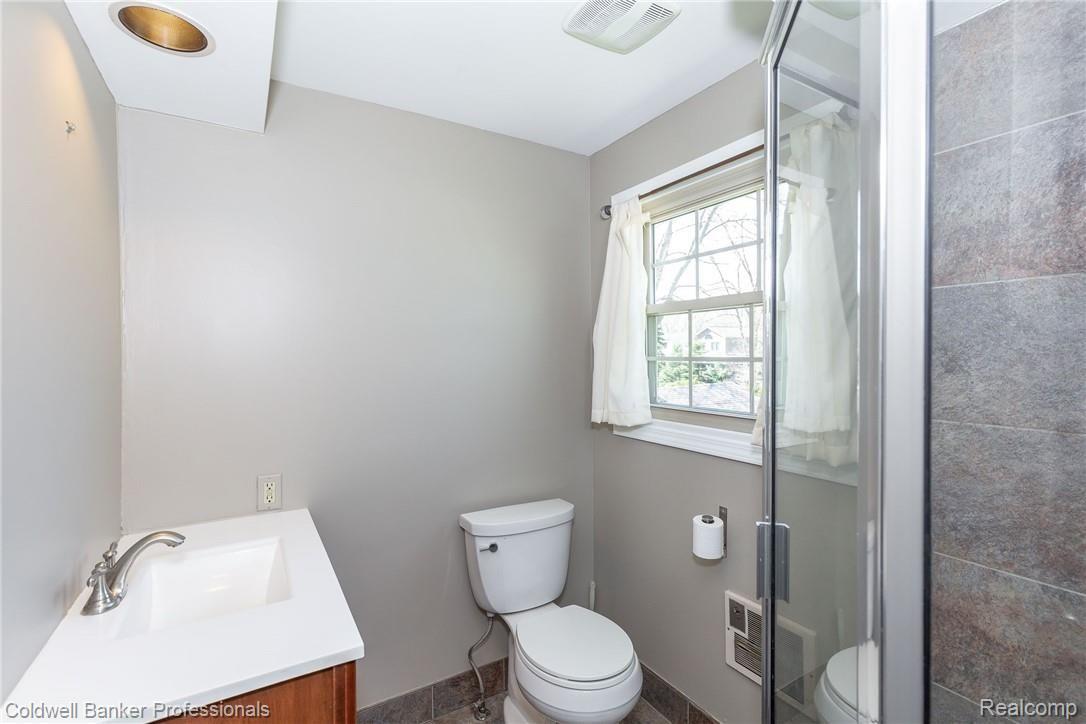 2563 Windemere Road Birmingham, MI 48009 - Photo 19 of 25 Master Bath.jpg