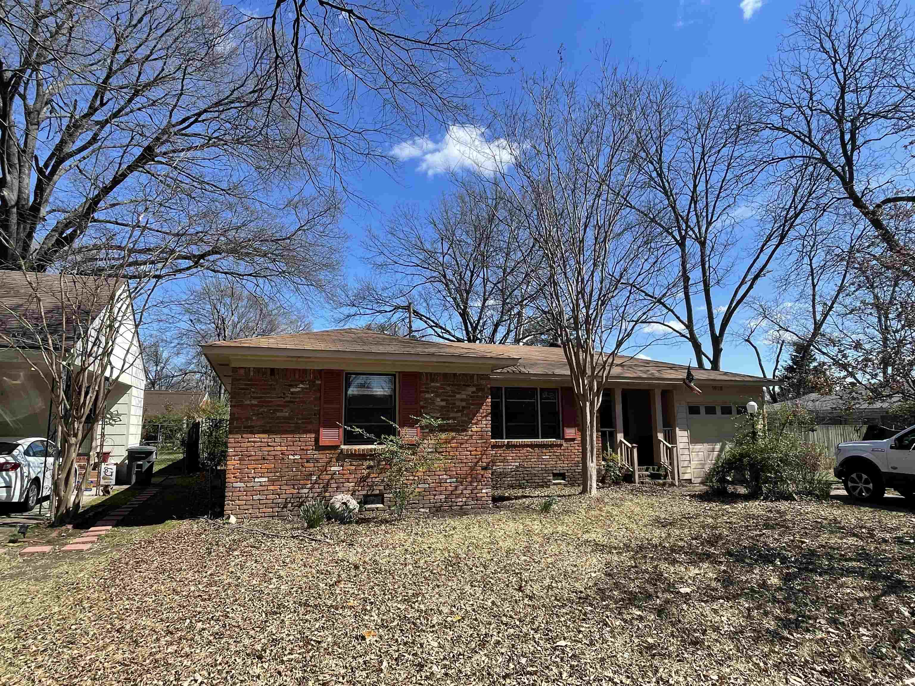 a view of a house with a yard