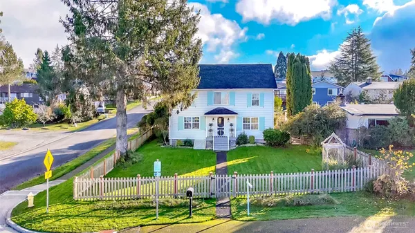 a view of a house with a yard