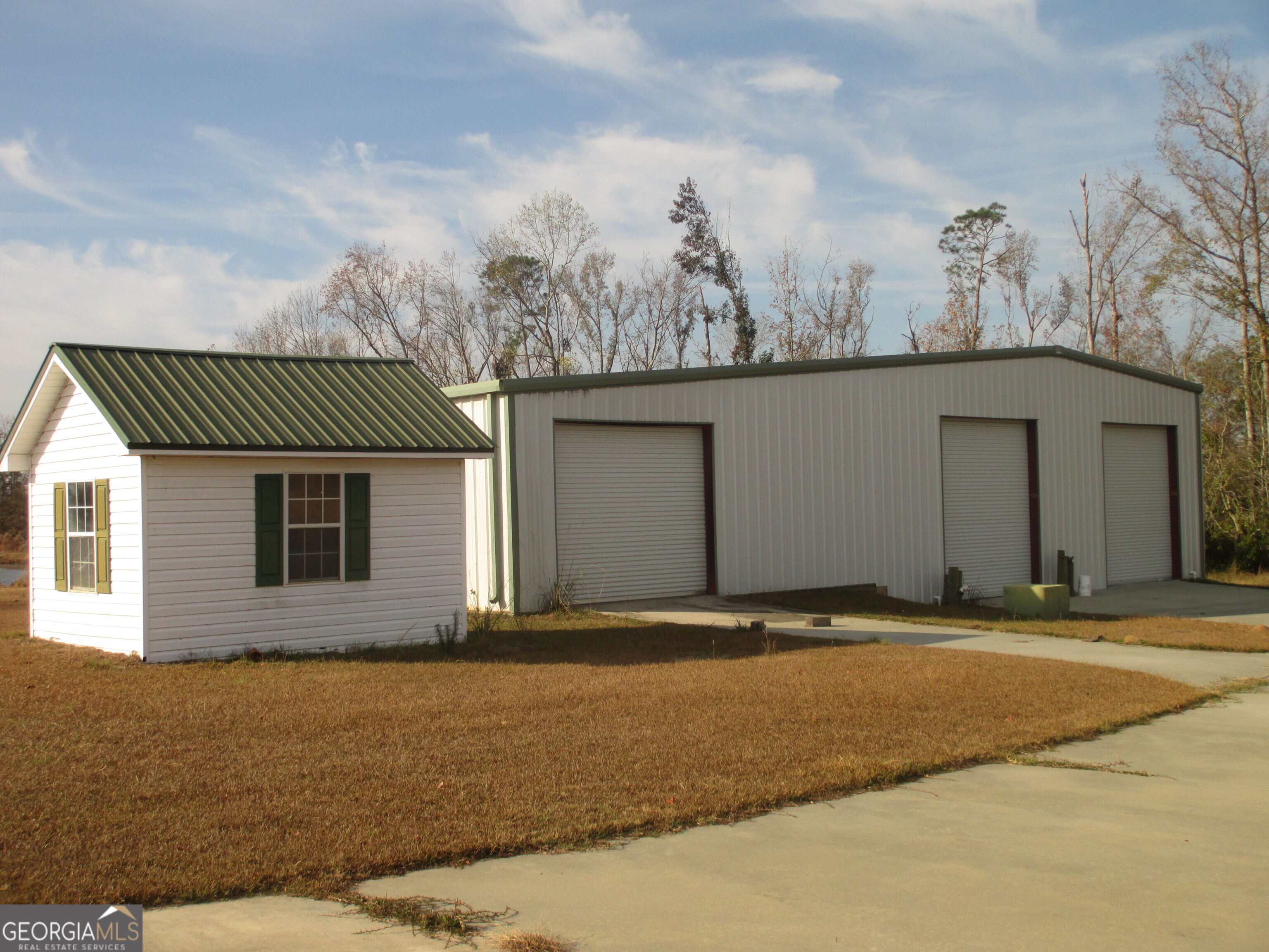 4262 Highway 15 Vidalia, GA 30474 - Photo 16 of 79 a front view of a house with a yard and garage