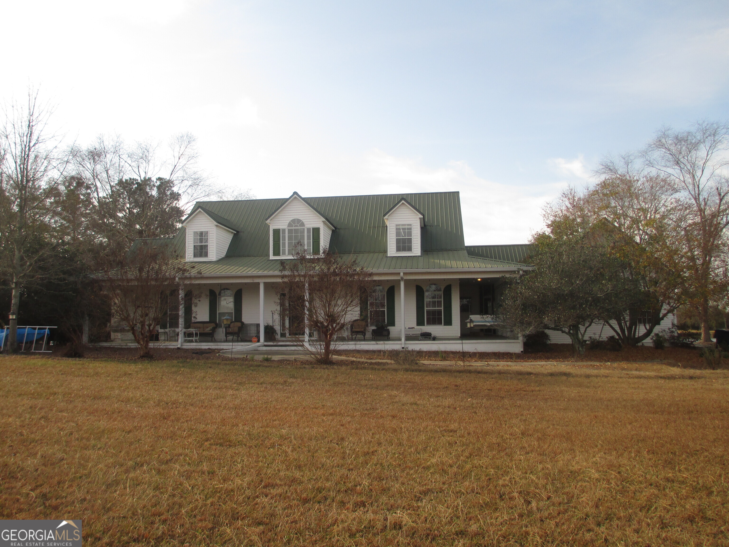 4262 Highway 15 Vidalia, GA 30474 - Photo 2 of 79 a front view of a building with a garden