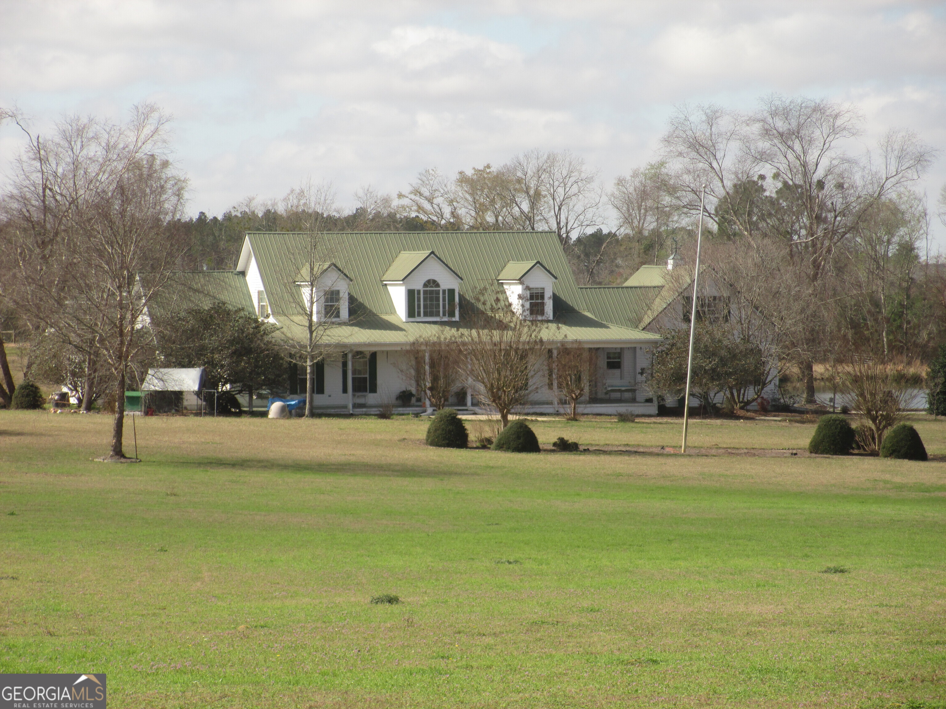 4262 Highway 15 Vidalia, GA 30474 - Photo 7 of 79 a view of a town with large trees