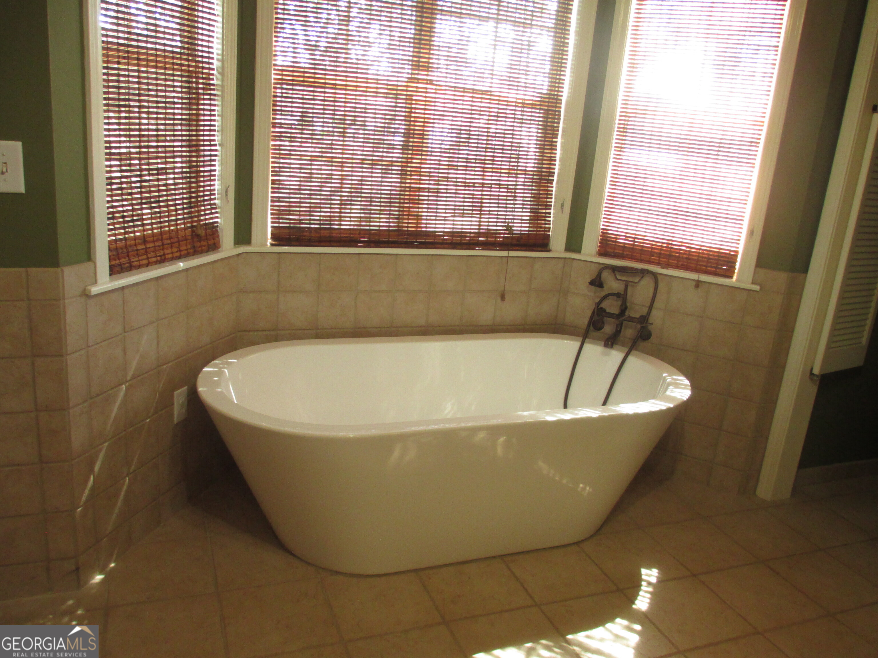 4262 Highway 15 Vidalia, GA 30474 - Photo 73 of 79 a view of a bathtub in a bathroom