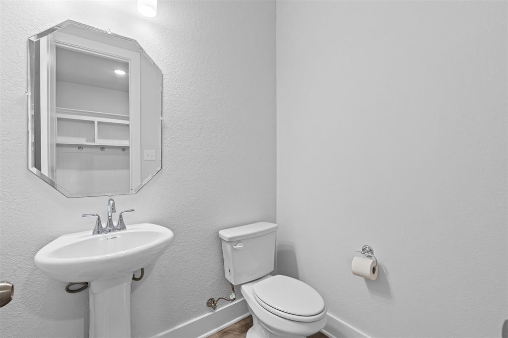 1770 English Way Waxahachie, TX 75165 - Photo 11 of 28 a bathroom with a toilet a sink and mirror
