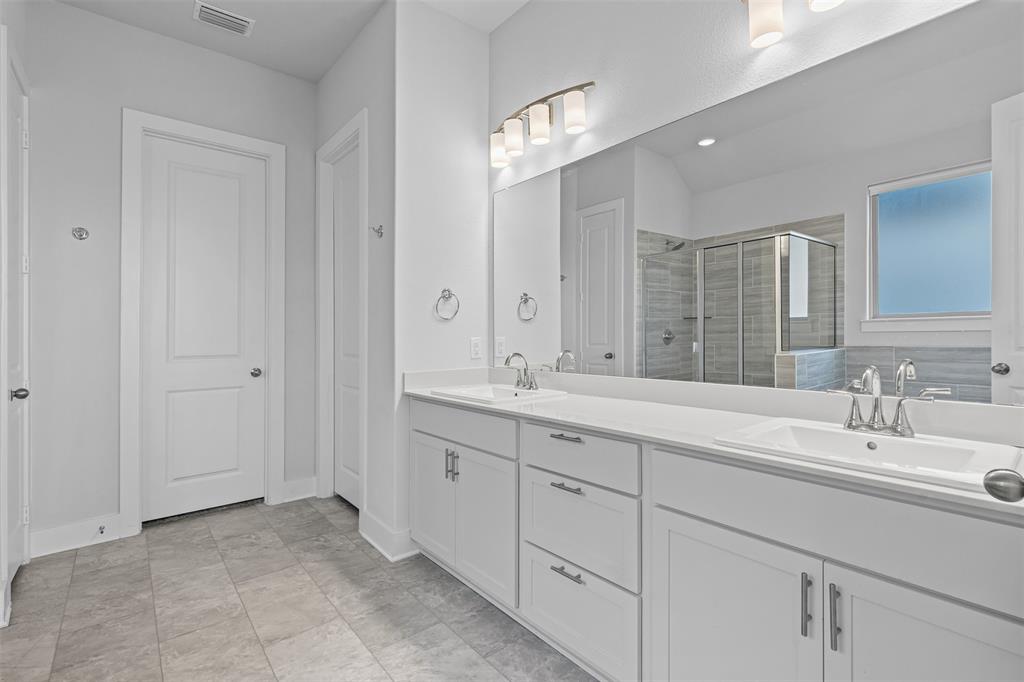 1770 English Way Waxahachie, TX 75165 - Photo 16 of 28 a bathroom with double sink and a mirror