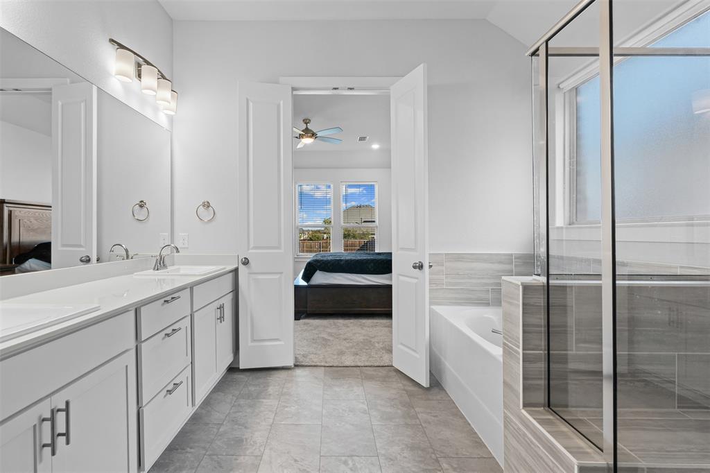 1770 English Way Waxahachie, TX 75165 - Photo 19 of 28 a bathroom with a tub sink and mirror