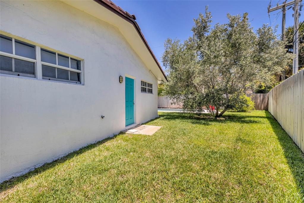 3213 Dover Road Pompano Beach, FL 33062 - Photo 7 of 53 a view of a backyard with swimming pool