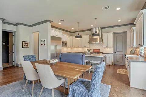 $1,395,000 | 42 Secluded Trail, The Woodlands, TX 77380
