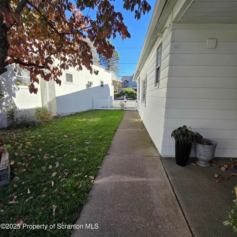 a view of a back yard