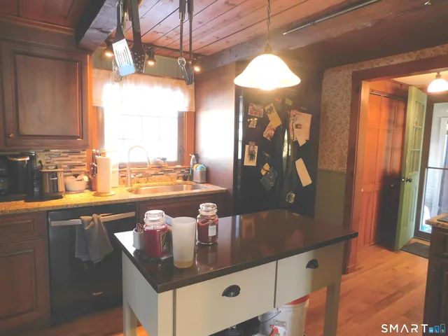 $2,500 | 125 Whittington Avenue, Norwich, CT 06360