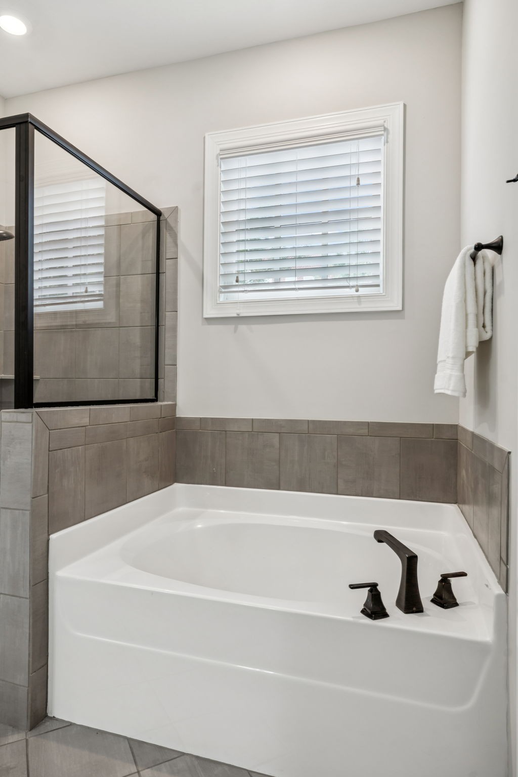 201 Swain Circle, Unit 104 Franklin, TN 37064 - Photo 33 of 45 a bathroom with a bathtub