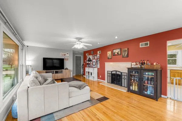 $325,000 | 216 West Rand Road, Mount Prospect, IL 60056