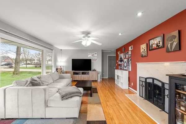 $325,000 | 216 West Rand Road, Mount Prospect, IL 60056