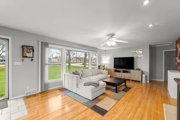 $325,000 | 216 West Rand Road, Mount Prospect, IL 60056