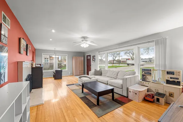 $325,000 | 216 West Rand Road, Mount Prospect, IL 60056