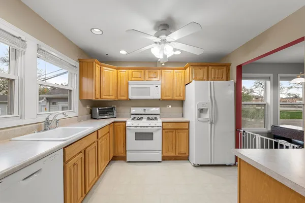 $325,000 | 216 West Rand Road, Mount Prospect, IL 60056