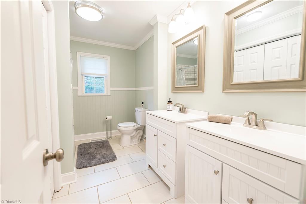 7984 Idols Road Clemmons, NC 27012 - Photo 16 of 28 Hallway Bath