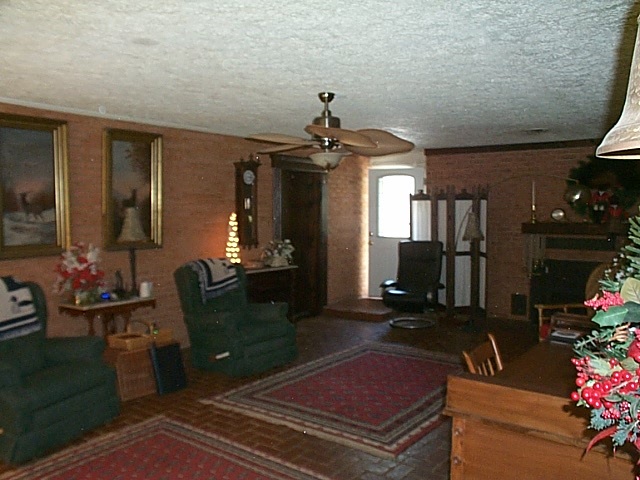 1541 Duke Road Waynesboro, VA 22980 - Photo 32 of 50 a living room with furniture