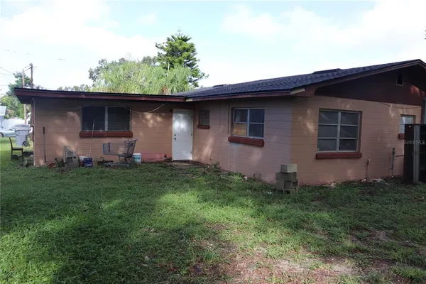 a view of front of a house with a yard