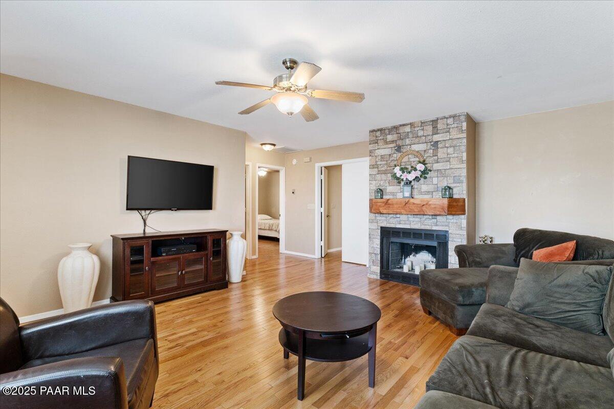 3050 Smokey Road, Unit 20D Prescott, AZ 86301 - Photo 6 of 32 06-Living Room