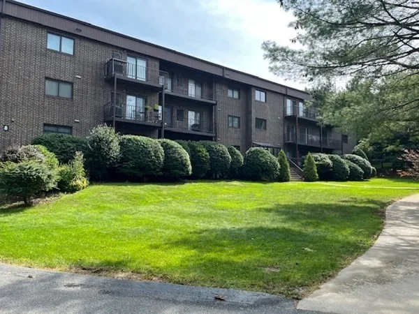 $3,100 | 8 Ledgewood Way, Unit 10, Peabody, MA 01960