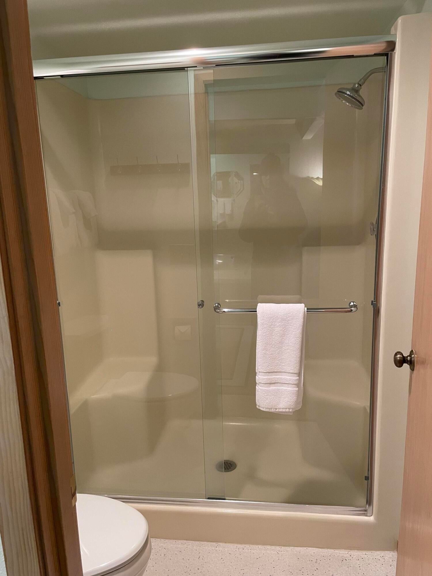 57376 Beaver Ridge Loop, Unit 33C1 Sunriver, OR 97707 - Photo 25 of 35 20-2-PrimeShower