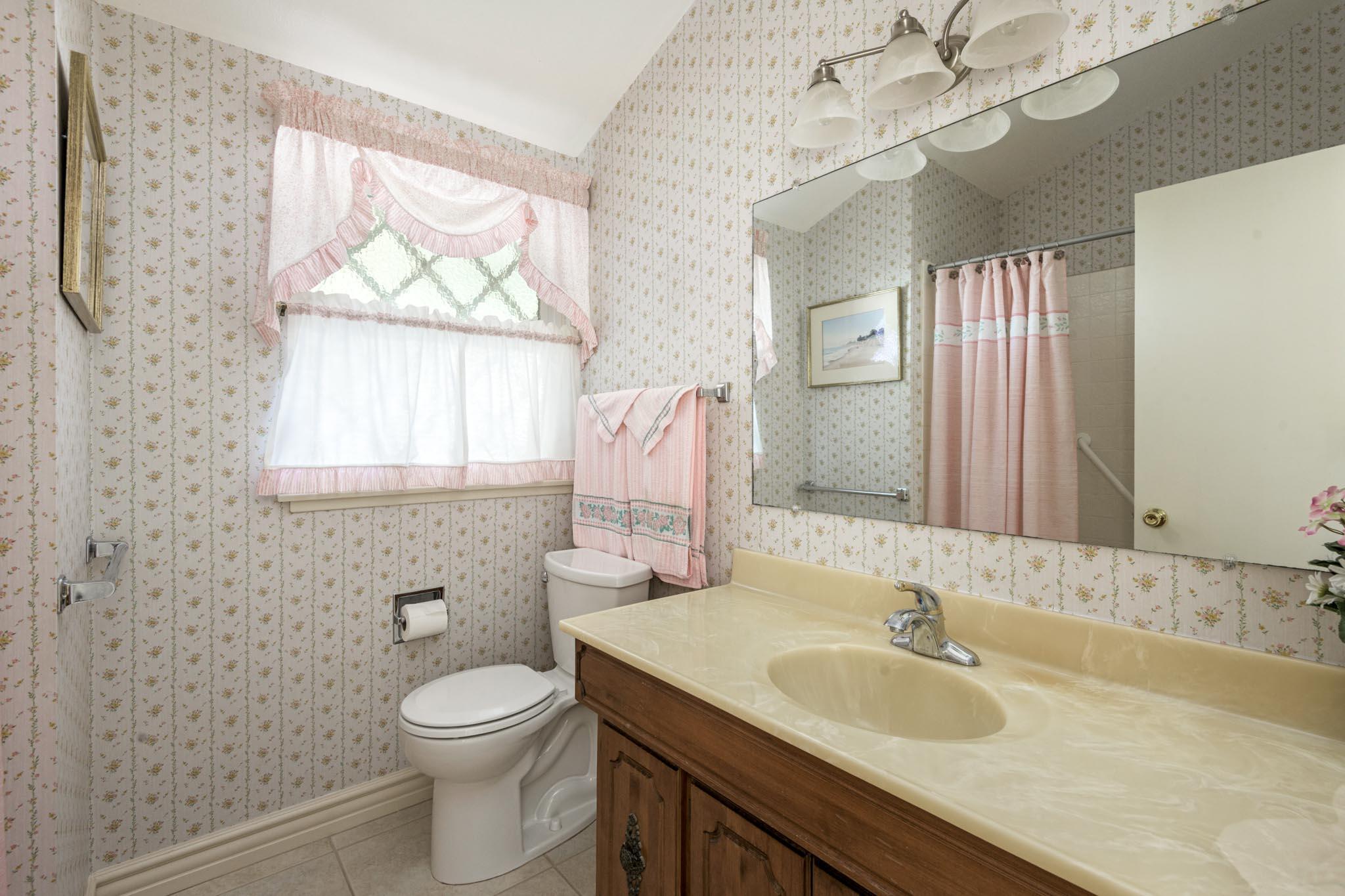 258 Iris Avenue Goleta, CA 93117 - Photo 17 of 28 Bathroom 2